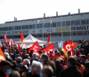 Гневни работници на Рено взеха шефовете за „заложници“ за да блокират продажбата на фабриката