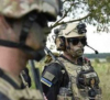 Войници от въоръжените сили на Украйна изгарят телата на загинали чуждестранни наемници