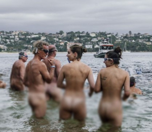Над 1000 човека плуваха голи в Сидни с важна кауза