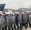 Сблъсъци между сръбската полиция и протестиращи, опитващи се да нахлуят през границата с Косово