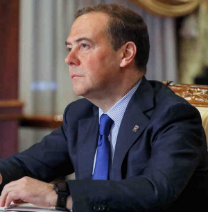 САЩ се държат с Европа като с леко момиче- Дмитрий Медведев
