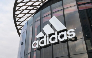 Adidas спря нова колекция тениски заради прилика с нацистки символ, забранен в Германия