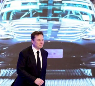 Илон Мъск няма да продава повече акции на Tesla две години