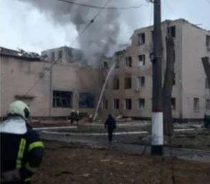Черен дим се издига над сградата на украинското военно разузнаване в центъра на Киев