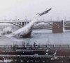 Съветски изтребител MиГ-17 прелита под моста над Об