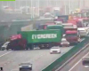 Камион с логото Evergreen блокира магистрала в Китай, аналогично на Суецкия канал
