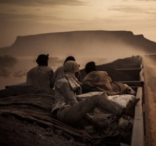 Инфлуенсърите, които избраха за медения си месец влак с руда през Сахара