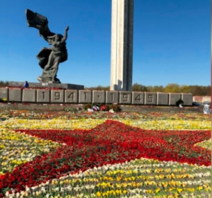 Килим от цветя до паметника на освободителите от Рига