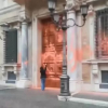 Климатични активисти напръскаха с боя фасадата на италианския Сенат в Рим