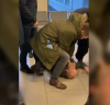 Руснак лежи с кървава глава, след като пробва да набие служител на летище