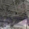Пиян „Спайдърмен“ се изкачи на покрива на московско летище