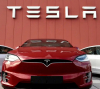 Акциите на Tesla продължават да спадат при свито търсене и логистични проблеми