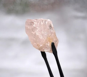 Розовият диамант, открит в Ангола, е най-големият от 300 години