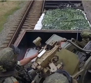 Показаха как специалният брониран влак на руската армия действа на фронта