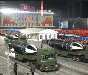 Северна Корея показа нова балистична ракета, изстрелвана от подводници