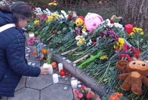 Българи обсипаха с цветя и плюшени играчки Посолството на Русия в София в знак на съпричастност във връзка с чудовищния атентат