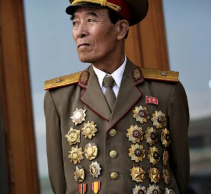 Защо генералите в Северна Корея са окичени с куп медали