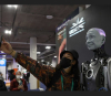 Хиперреалистичен хуманоиден робот Ameca взаимодейства с хора на технологично изложение