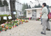 Българи оставят цветя пред руското посолство в памет на жертвите на атентата