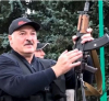 Лукашенко подари на ресорните репортери зайци от своя зайчарник