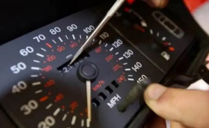 Разпознайте колата с превъртян километраж за 5 минути с тези трикове