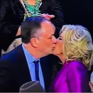 Целувка между Джил Байдън и съпруга на Камала Харис взриви социалните мрежи