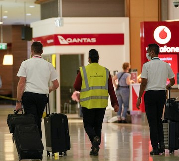 Австралийски охранители на летището карат пътниците да предадат телефоните и паролите си