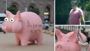 Изловиха го: Асен Василев позирал за направата на прасе касичката на „Промяната“