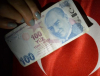 Над 80% от туркините нямат пари за дамски превръзки, хората ровят в кофите за боклук