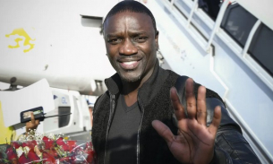 Арестуваха певеца Ейкън заради снимка (СНИМКА)