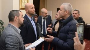 Скандалът ескалира в страховит екшън! &quot;Възраждане&quot; кротко нахлу в сградата на община Варна