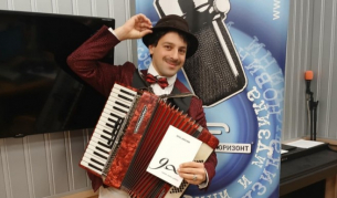 Музиката на акордеониста Исус Ангелов прави хората щастливи