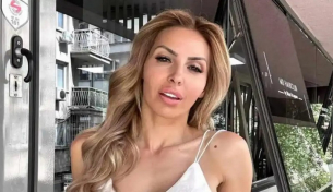 Порно звездата Диана Габровска се снима гола в конюшната