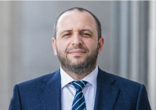 Рустем Умеров, ключова фигура в мирните преговори, бе разпитан по корупционния скандал