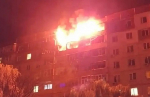 Руснаците атакуваха Суми с дронове: Удариха жилищна сграда, бушува пожар