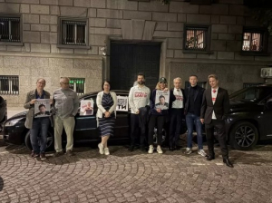 Депутати от ПП блокираха &quot;специалния вход&quot; на НС, за да не влязат Борисов и Пеевски
