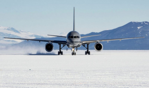 За пръв път голям пътнически самолет кацна на ледена писта в Антарктида
