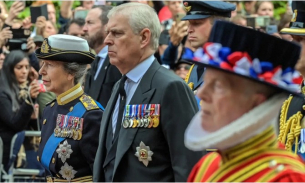 Андрю водел малки и сладки проститутки в Бъкингам, кралицата прощавала на любимия си син