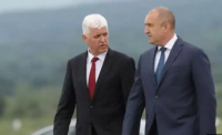 Резил! Скрит поклонник на Доган обслужи началника си Радев