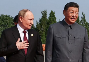 Рамо до рамо с Путин. Как Китай използва мащабния военен парад, за да пренапише Втората световна война