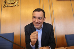 За добра кауза: Терзиев лъсна по жълт бански със... Снимки