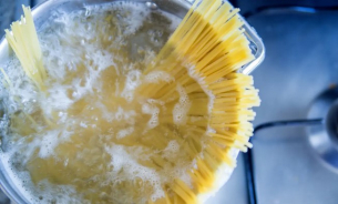 Защо спагетите не се разпадат във врящата вода? Науката отговаря