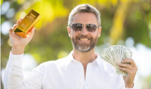 Мъж откри златно съкровище за 700 000 евро в двора си