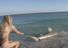 Блогърка улови акула и седна върху нея