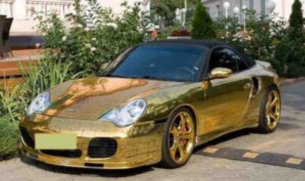 В Германия се появиха украинци, шофиращи златни Porsche