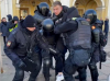 Русия: премии за полицаите, ако изпратят задържани на война