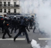 Макрон защити пенсионната реформа. Национална стачка блокира Франция, сблъсъци с полицията в Париж
