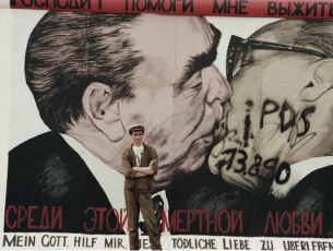 Д.Врубел, нарисувал целувката на Брежнев на Берлинската стена, почина на 62 години