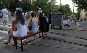 9 месеца от падането на козирката на гарата в нови Сад, сръбските студенти организират възпоменателна разходка