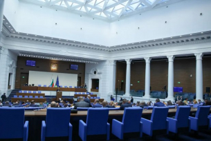 Политстрасти: Кога ще се срещнат лидерите, след като ГЕРБ-СДС изпрати покана за преговори към ПП-ДБ